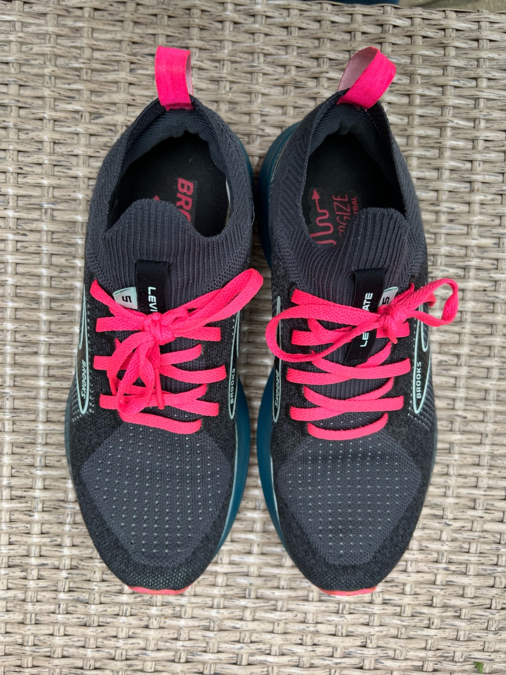 Like NEW Brooks Women’s Black Knit Running Shoes Levitate 5 Stealth